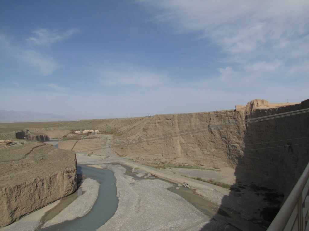 Cañón del río Taolai con el primer muelle, visto dese el balcón de la tumba - Jiayuguan, Gansu, China