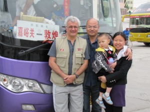 Con Cristóbal y sus padres - bus en ruta a Dunhuang, noroeste chino, 28 de mayo 2011