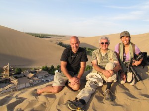 Con Marco y Sara en las dunas de Dunhuang, 29 de mayo 2011