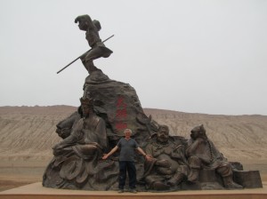 Estatua de homenaje al Rey Mono, Montaña Incandescente, Tulufan, Xinjiang , mayo de 2011