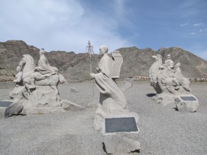 Xuanzang en ruta hacia el oeste, con Marco Polo siguiéndole los pasos detrás suyo, escultura en Jiayuguan, foto de Enzo Cozzi