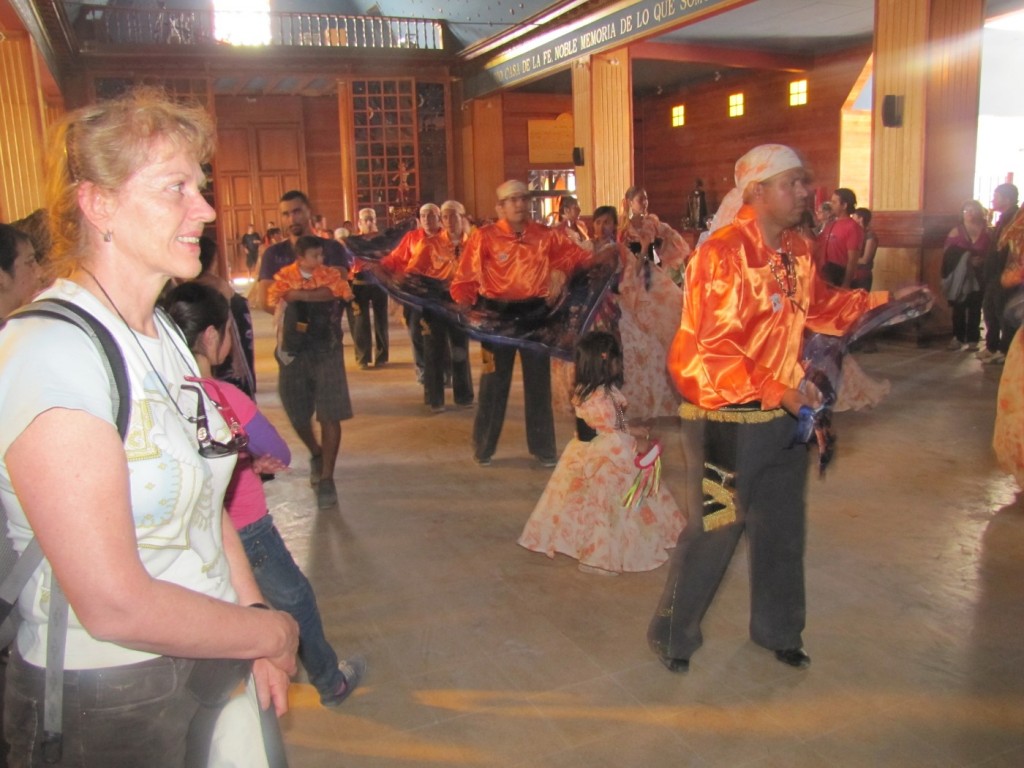Mi colega Helen Gilbert y el baile gitano en templo de La Tirana, Julio 2012
