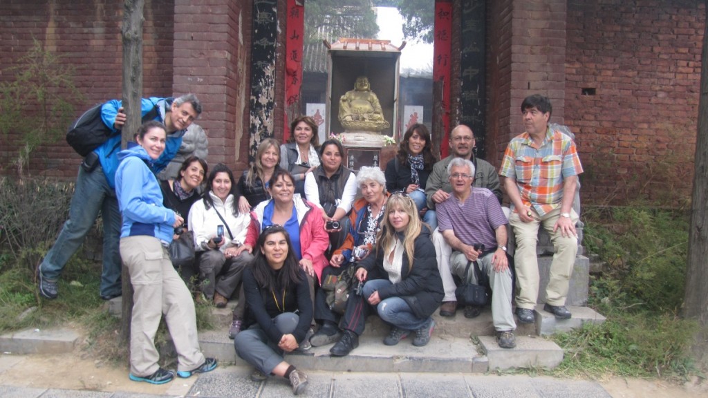 Parte del grupo del Viaje de estudios de Feng Shui Chile de Octubre de 2012 junto a pequeña ermita budista en los montes de Shaolin, Henan, China